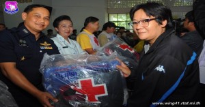 รองผู้อำนวยการ สำนักงานนโยบายเเละเเผน กรมกิจการพลเรือนทหารอากาศ ผู้เเทน เจ้ากรมกิจการพลเรือนทหารอากาศ และคณะ ช่วยเหลือผู้ประสบภัยหนาว
