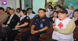 รองผู้อำนวยการ สำนักงานนโยบายเเละเเผน กรมกิจการพลเรือนทหารอากาศ ผู้เเทน เจ้ากรมกิจการพลเรือนทหารอากาศ และคณะ ช่วยเหลือผู้ประสบภัยหนาว