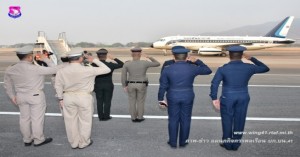 องคมนตรี เชิญสิ่งของพระราชทานมอบแก่ประชาชนผู้ประสบเหตุแผ่นดินไหว