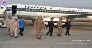 องคมนตรี เชิญสิ่งของพระราชทานมอบแก่ประชาชนผู้ประสบเหตุแผ่นดินไหว