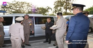 องคมนตรี เชิญสิ่งของพระราชทานมอบแก่ประชาชนผู้ประสบเหตุแผ่นดินไหว