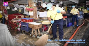 กิจกรรมทำความสะอาดตลาดต้นพยอม ลดการแพร่ระบาดของเชื้อไวรัส COVID - 19