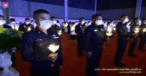 พิธีจุดเทียนเพื่อสดุดีพระเกียรติคุณและน้อมรำลึกในพระมหากรุณาธิคุณของพระบาทสมเด็จพระบรมชนกาธิเบศร มหาภูมิพลดุลยเดชมหาราช บรมนาถบพิตร