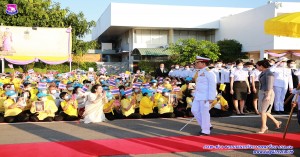 เฝ้ารับเสด็จพระบาทสมเด็จพระเจ้าอยู่ และสมเด็จพระนางเจ้าฯ พระบรมราชินี