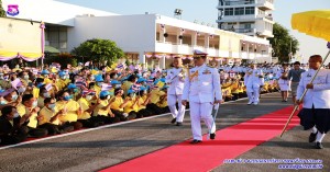 เฝ้ารับเสด็จพระบาทสมเด็จพระเจ้าอยู่ และสมเด็จพระนางเจ้าฯ พระบรมราชินี