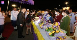 เฝ้ารับและส่งเสด็จพระบาทสมเด็จพระเจ้าอยู่หัว และสมเด็จพระนางเจ้าฯ พระบรมราชินี