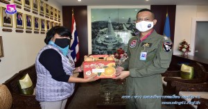 ผู้บังคับการกองบิน ๔๑ รับมอบกระเช้าสวัสดีปีใหม่จากศูนย์ปราบปรามยาเสพติดด่านศุลกากรท่าอากาศยานเชียงใหม่และโรงแรมเชียงใหม่แกรนด์วิว