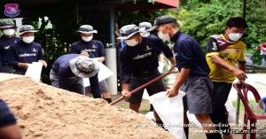 ศูนย์บรรเทาสาธารณภัย กองบิน ๔๑ นำกำลังพลบรรจุถุงทรายเพื่อทำแนวกันดินสไลด์ป้องกันน้ำหลากเข้าบ้านเรือนประชาชน