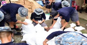 ศูนย์บรรเทาสาธารณภัย กองบิน ๔๑ นำกำลังพลบรรจุถุงทรายเพื่อทำแนวกันดินสไลด์ป้องกันน้ำหลากเข้าบ้านเรือนประชาชน