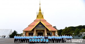 นายกสมาคมแม่บ้านทหารอากาศ ประดับดอกไม้ปรับตกแต่งภูมิทัศน์เพื่อเป็นพุทธบูชา บริเวณภายในพระมหาธาตุนภเมทนีดล พระมหาธาตุนภพลภูมิสิริ และพระพุทธศาสดาประชานารถ