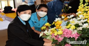 นายกสมาคมแม่บ้านทหารอากาศ ประดับดอกไม้ปรับตกแต่งภูมิทัศน์เพื่อเป็นพุทธบูชา บริเวณภายในพระมหาธาตุนภเมทนีดล พระมหาธาตุนภพลภูมิสิริ และพระพุทธศาสดาประชานารถ