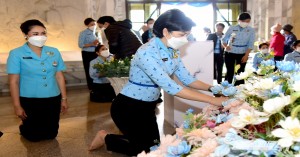 นายกสมาคมแม่บ้านทหารอากาศ ประดับดอกไม้ปรับตกแต่งภูมิทัศน์เพื่อเป็นพุทธบูชา บริเวณภายในพระมหาธาตุนภเมทนีดล พระมหาธาตุนภพลภูมิสิริ และพระพุทธศาสดาประชานารถ