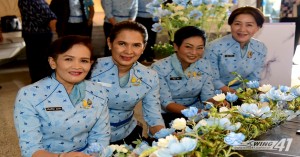นายกสมาคมแม่บ้านทหารอากาศ ประดับดอกไม้ปรับตกแต่งภูมิทัศน์เพื่อเป็นพุทธบูชา บริเวณภายในพระมหาธาตุนภเมทนีดล พระมหาธาตุนภพลภูมิสิริ และพระพุทธศาสดาประชานารถ
