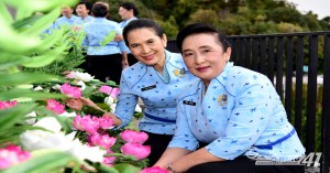 นายกสมาคมแม่บ้านทหารอากาศ ประดับดอกไม้ปรับตกแต่งภูมิทัศน์เพื่อเป็นพุทธบูชา บริเวณภายในพระมหาธาตุนภเมทนีดล พระมหาธาตุนภพลภูมิสิริ และพระพุทธศาสดาประชานารถ