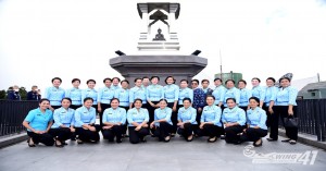 นายกสมาคมแม่บ้านทหารอากาศ ประดับดอกไม้ปรับตกแต่งภูมิทัศน์เพื่อเป็นพุทธบูชา บริเวณภายในพระมหาธาตุนภเมทนีดล พระมหาธาตุนภพลภูมิสิริ และพระพุทธศาสดาประชานารถ