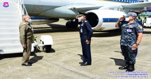 ผู้บังคับการกองบิน ๔๑ ให้การต้อนรับราชเลขานุการในพระองค์พระบาทสมเด็จพระเจ้าอยู่หัว 